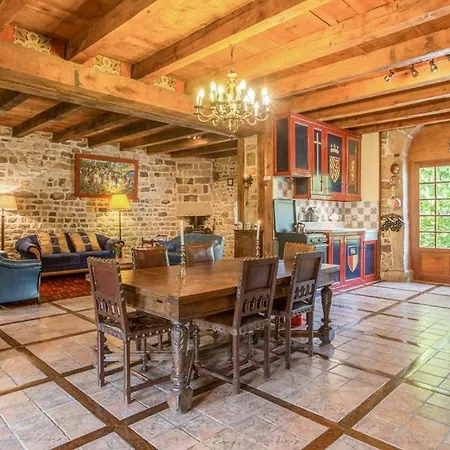 Chateau Sleeps 8 Wifi Beaucharmoy
