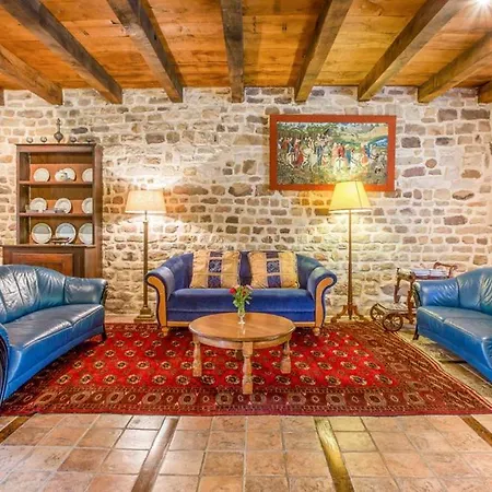 بيت للعطل Chateau Sleeps 8 Wifi